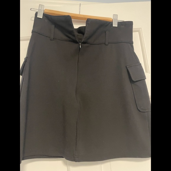 Black mini skirt - Picture 2 of 3